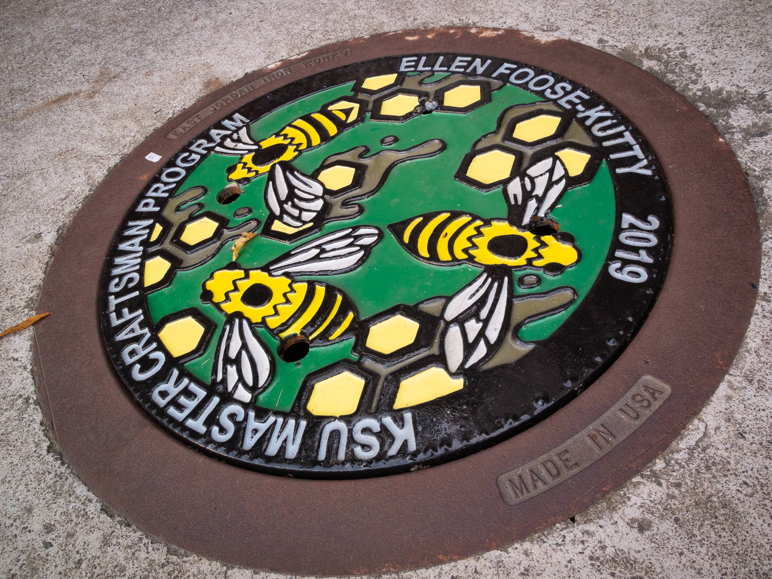 Ellen Foose-Kutty Manhole Cover in Downtown Kennesaw, 2019 / Ellen Foose-Kutty Manhole Cover in Downtown Kennesaw, 2019