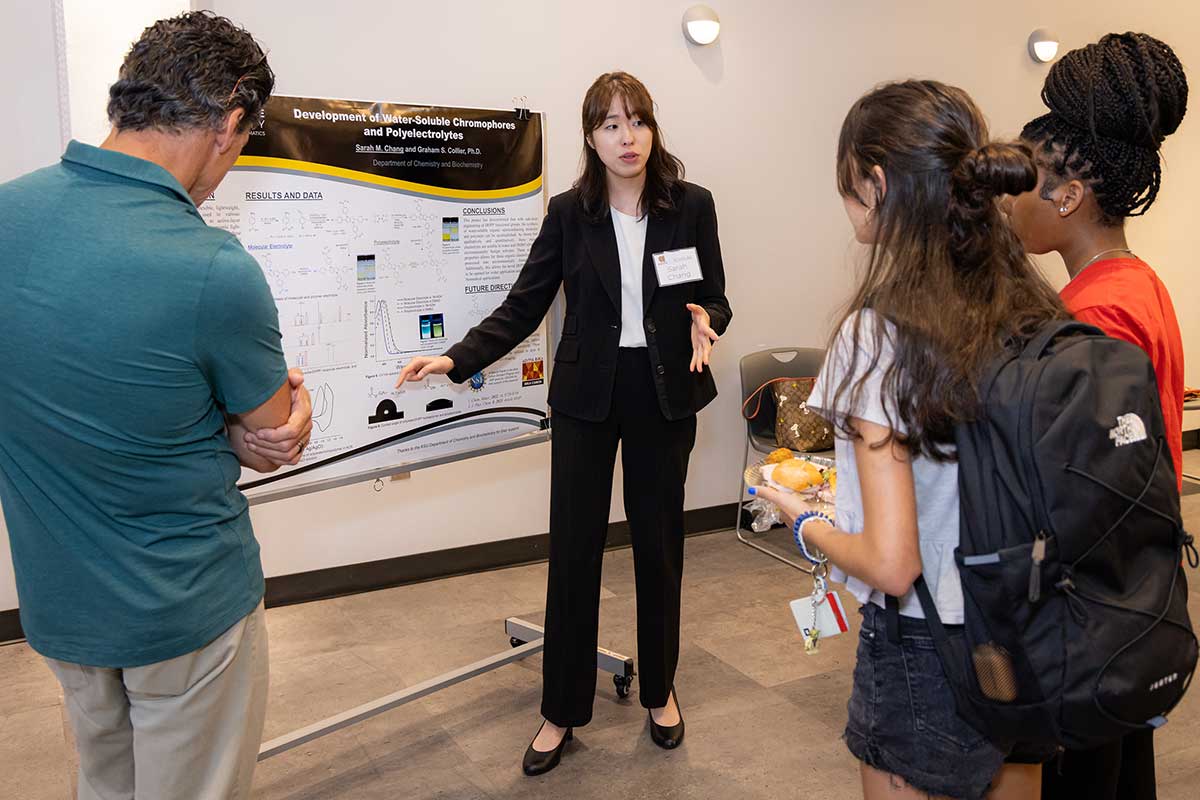 Chemistry student presenting a research poster at a symposium. / Chemistry student presenting a research poster at a symposium.