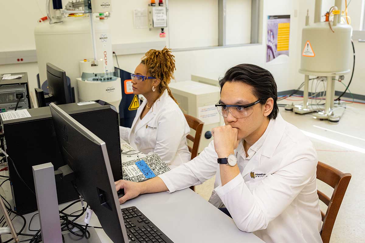 Students working on chemistry and biochemistry research in the Nuclear Magnetic Resonance laboratory. / Students working on chemistry and biochemistry research in the Nuclear Magnetic Resonance laboratory.
