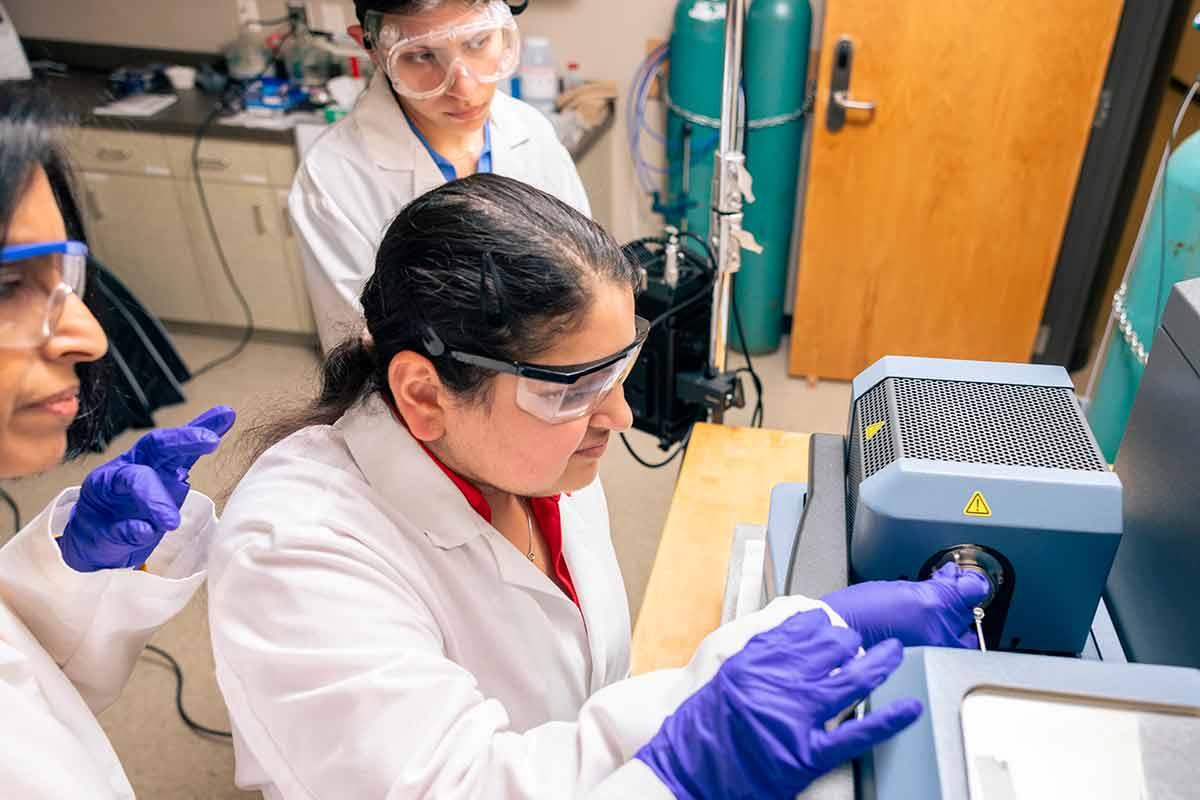 Inside a Physics research laboratory with faculty and students / Inside a Physics research laboratory with faculty and students