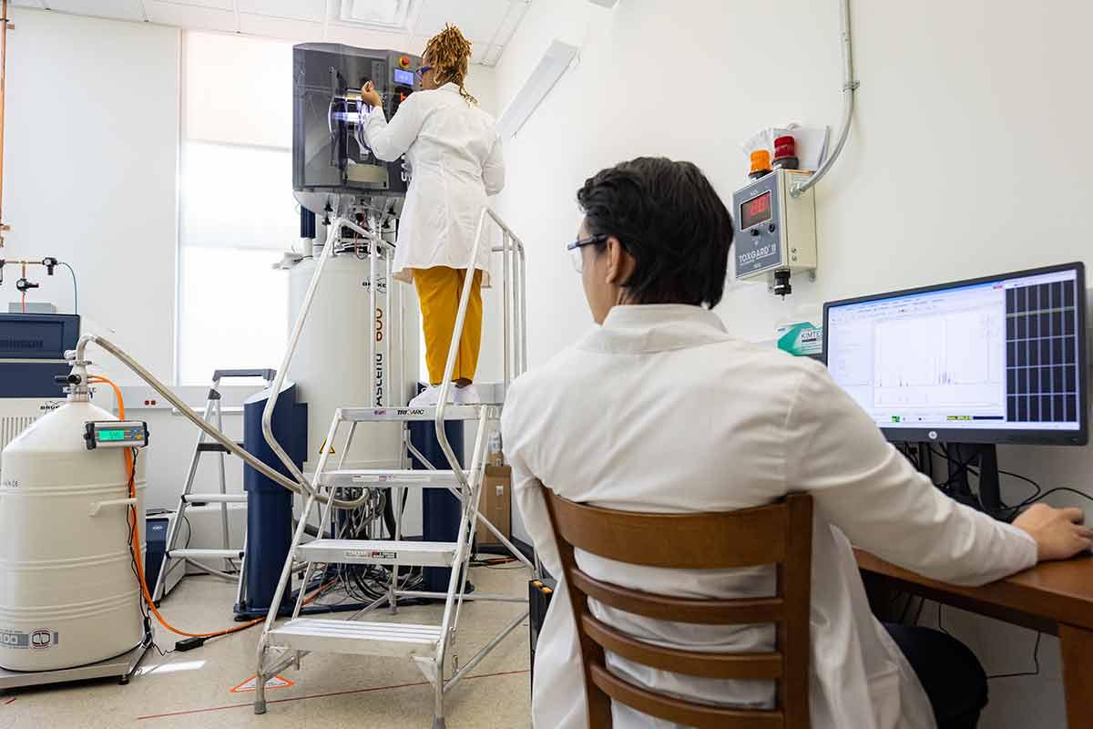 Nuclear Magnetic Resonance (NMR) Core Facility with students at Kennesaw State University / Nuclear Magnetic Resonance (NMR) Core Facility with students at Kennesaw State University