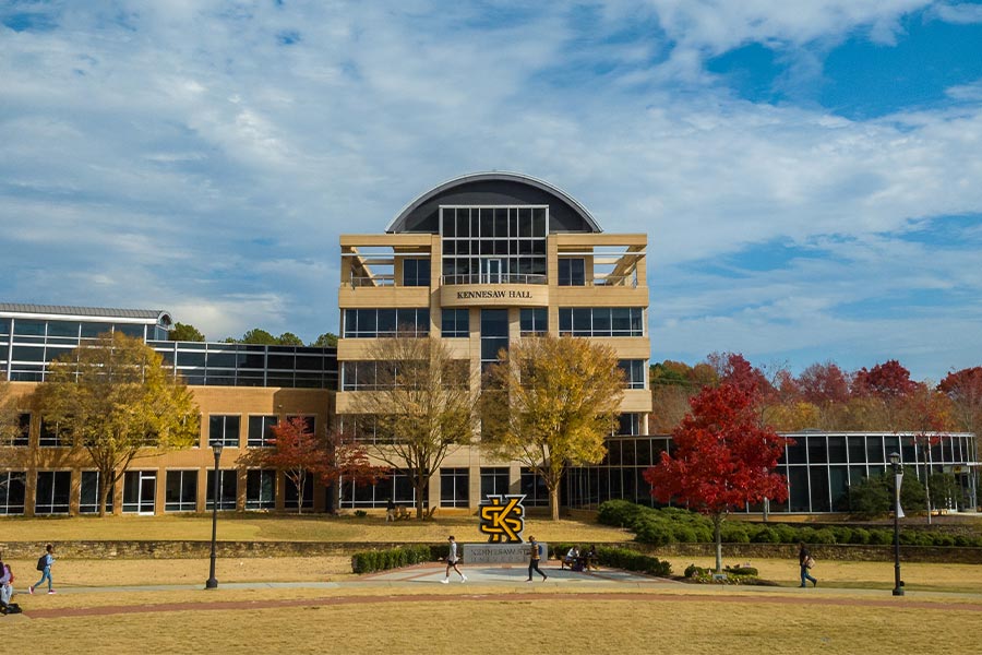 ksu students walking past kennesaw hall on campus