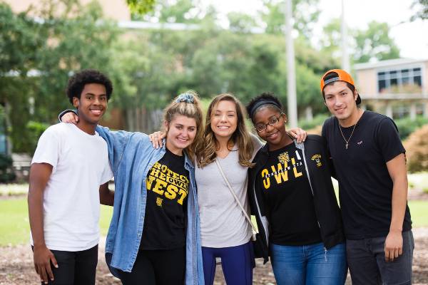 big group of ksu students on campus smiling for picture.