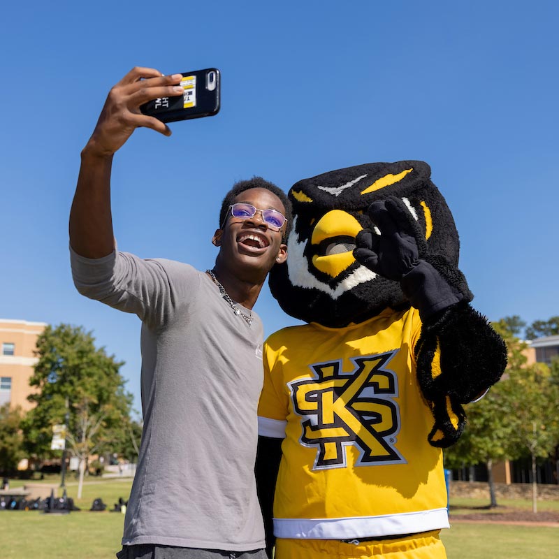 Student taking a selfie with Scrappy