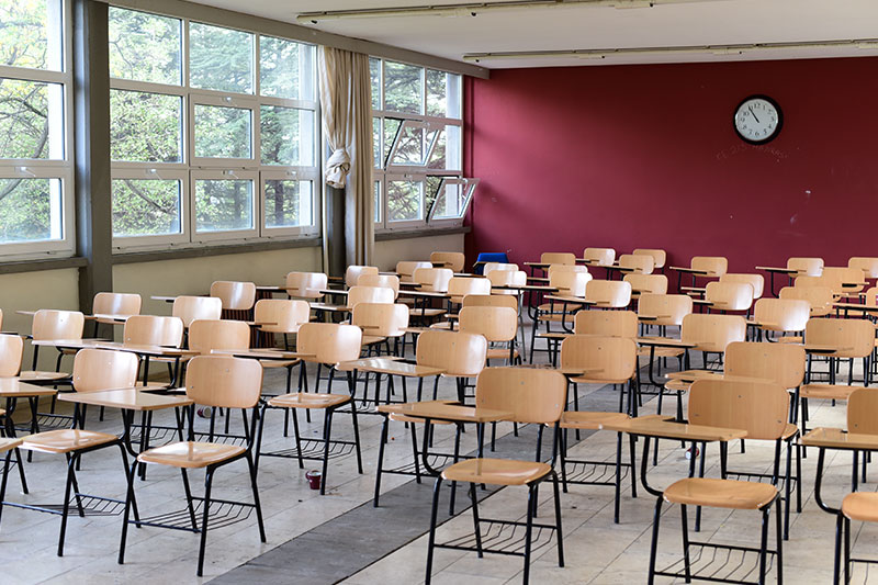 A class room full of desks and chairs