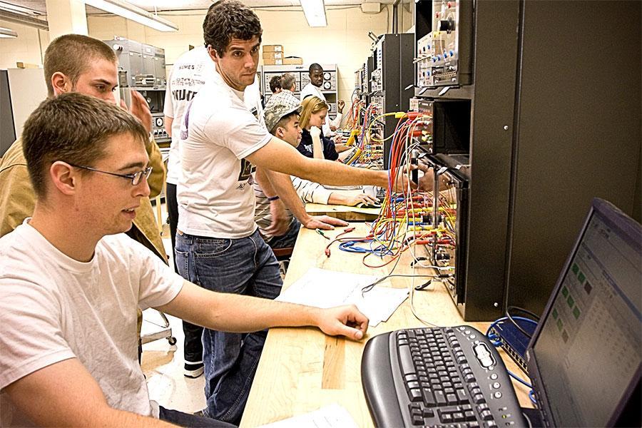  / EET students in the Motors Lab