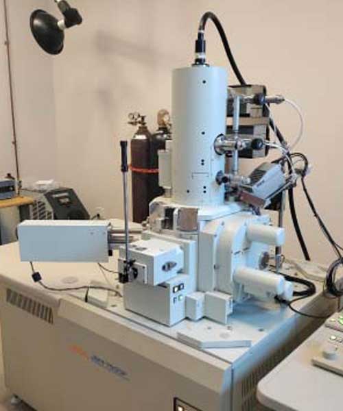 A photo of JSM-7600F series is an ultra-high resolution Schottky Field Emission Scanning Electron Microscope which has a semi-in-lens objective lens as well as an in-lens Schottky FEG.