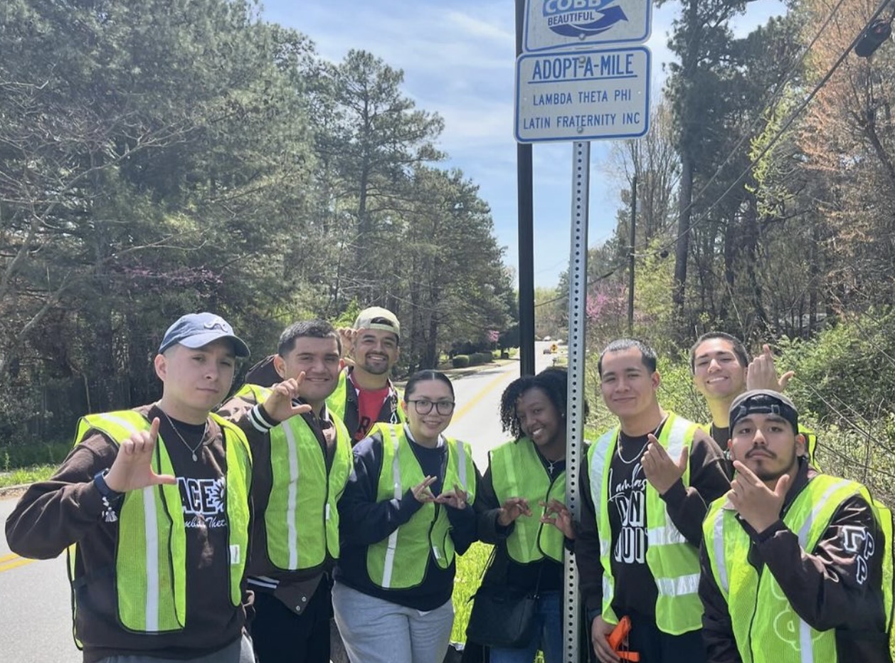 students cleaning up cobb county / 