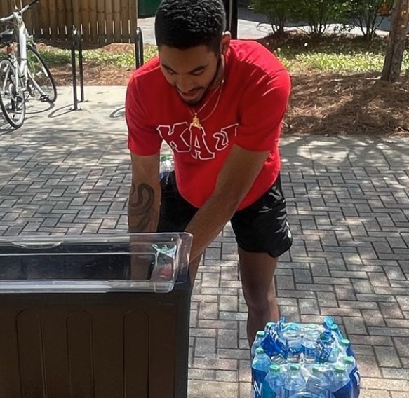 student refilling water / 