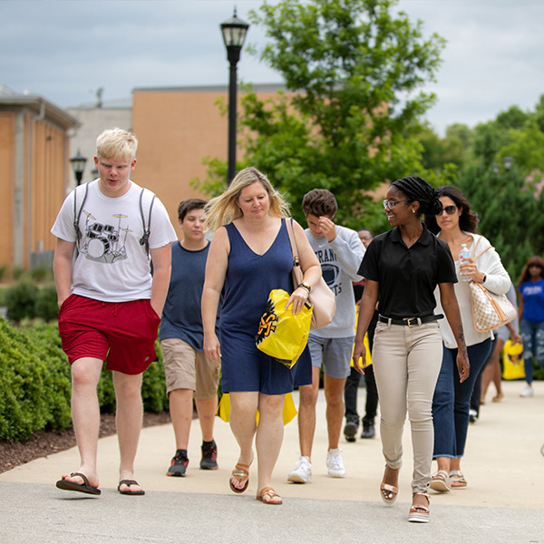 campus tour with tour guide