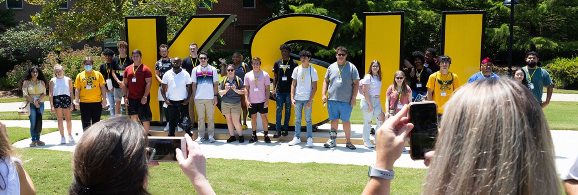 group photo of campus tour