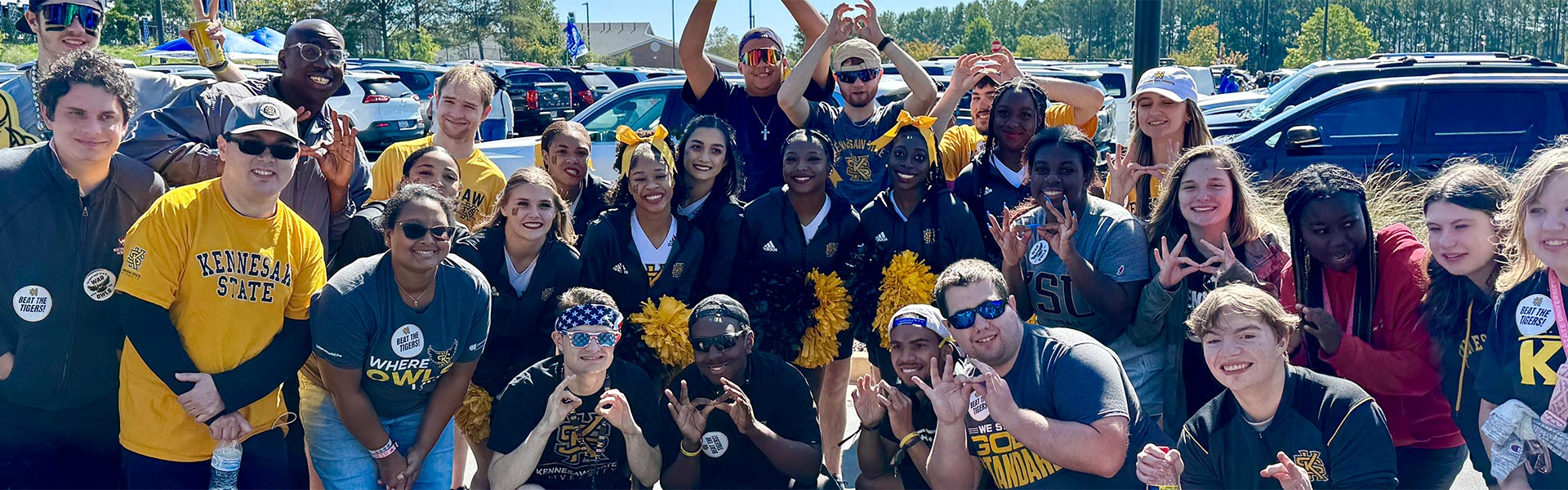 large group of ksu students at the tailgating event.